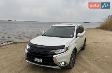 Внедорожник / Кроссовер Mitsubishi Outlander 2016 в Звенигородке