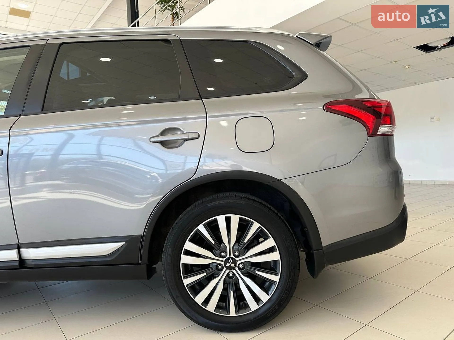 2020 Mitsubishi Outlander - мініатюра 8