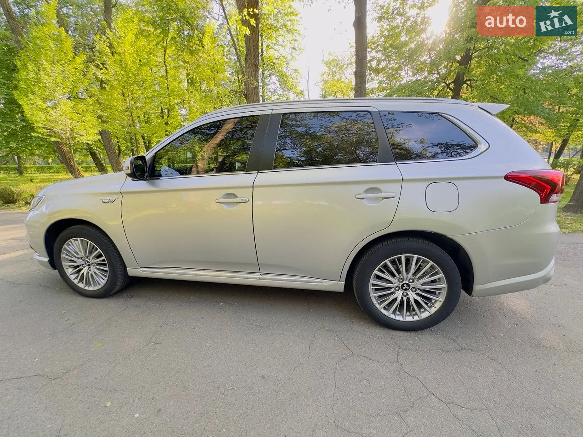 2022 Mitsubishi Outlander - фото 1