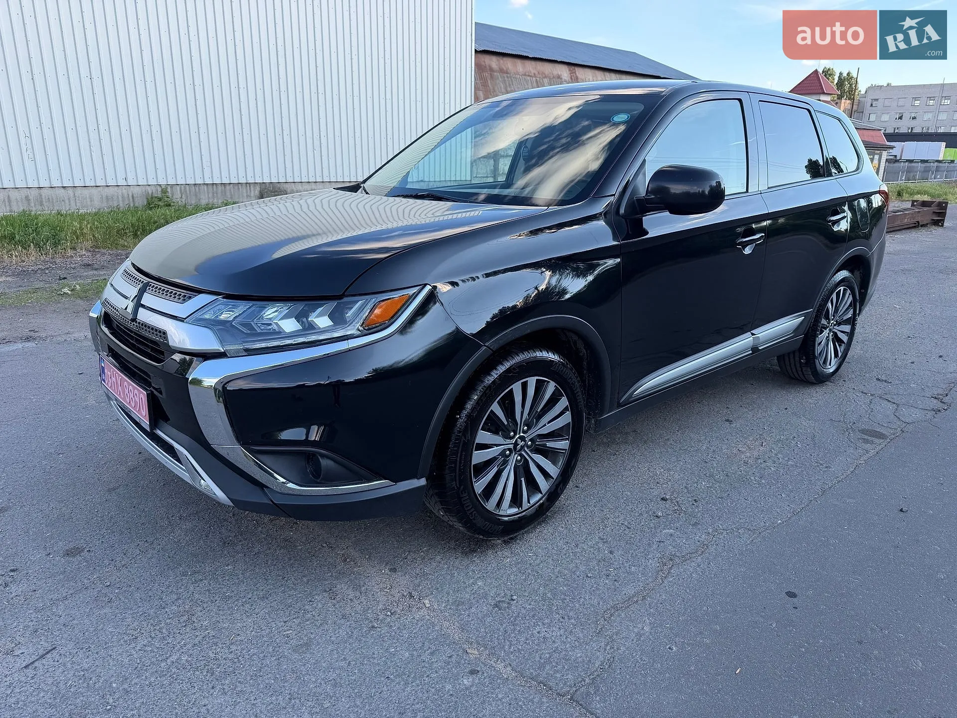 2020 Mitsubishi Outlander - фото 1
