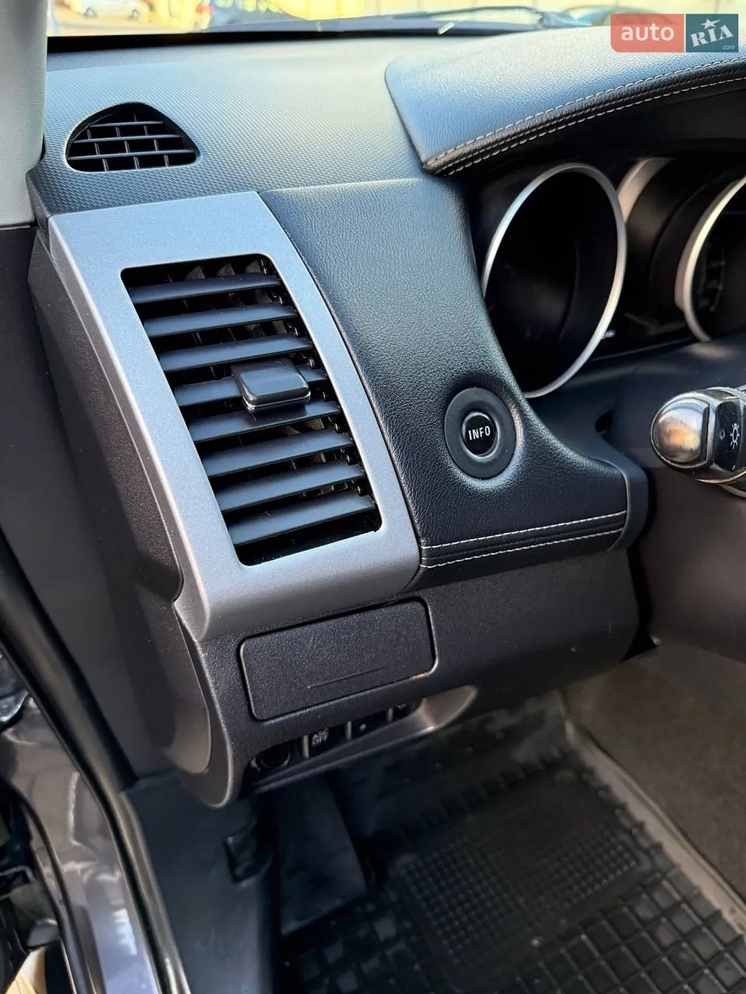 2010 Mitsubishi Outlander - мініатюра 13
