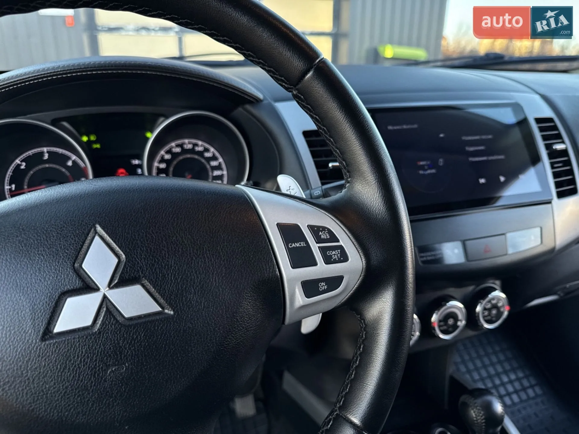 2010 Mitsubishi Outlander - мініатюра 12