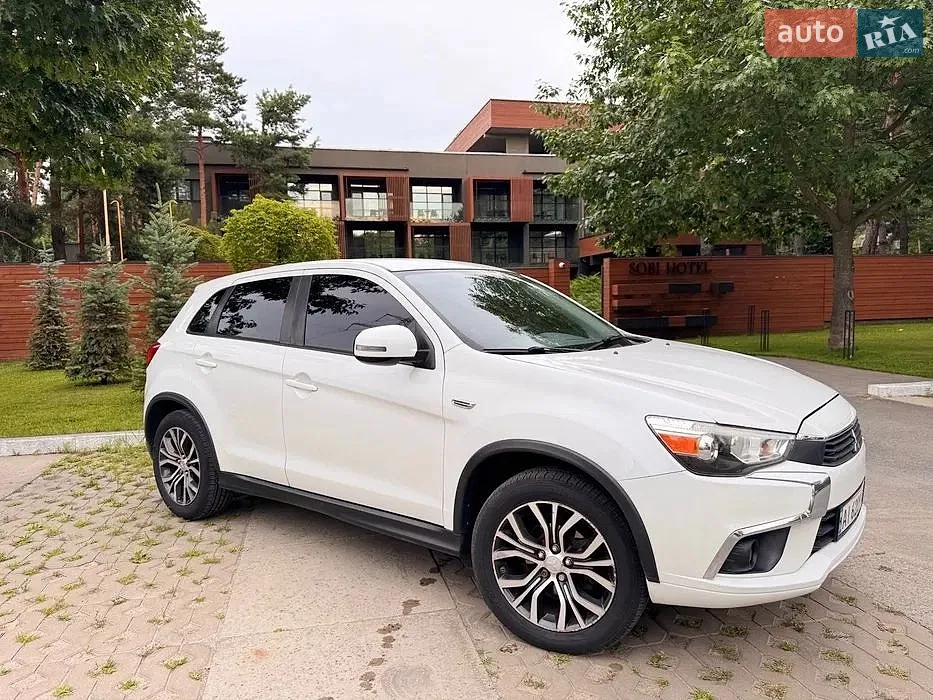 2017 Mitsubishi Outlander - фото 1