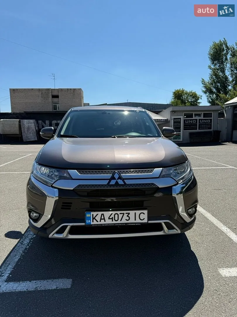 2021 Mitsubishi Outlander - фото 1