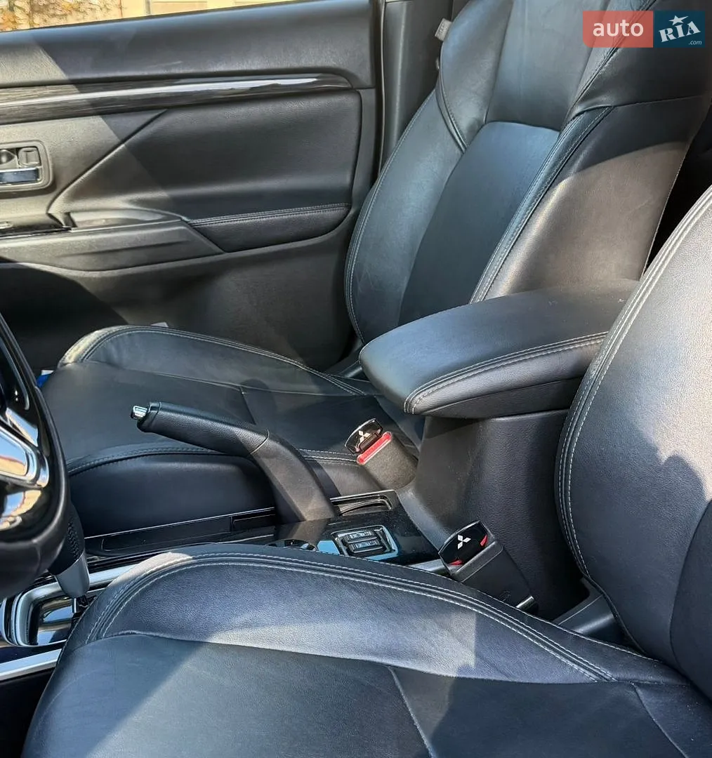2017 Mitsubishi Outlander - мініатюра 16
