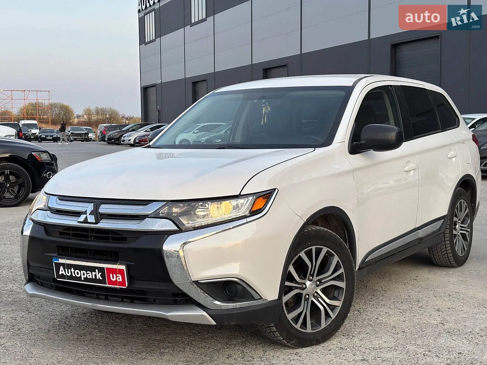 2016 Mitsubishi Outlander - фото 1