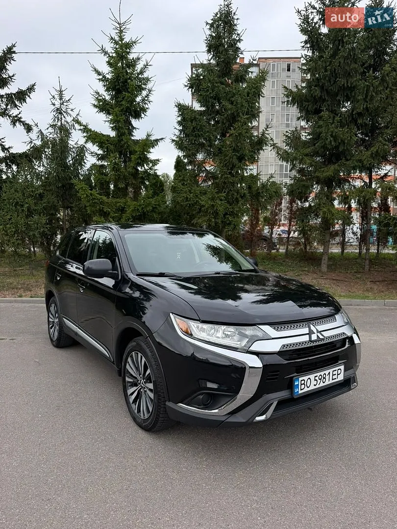 2020 Mitsubishi Outlander - фото 1