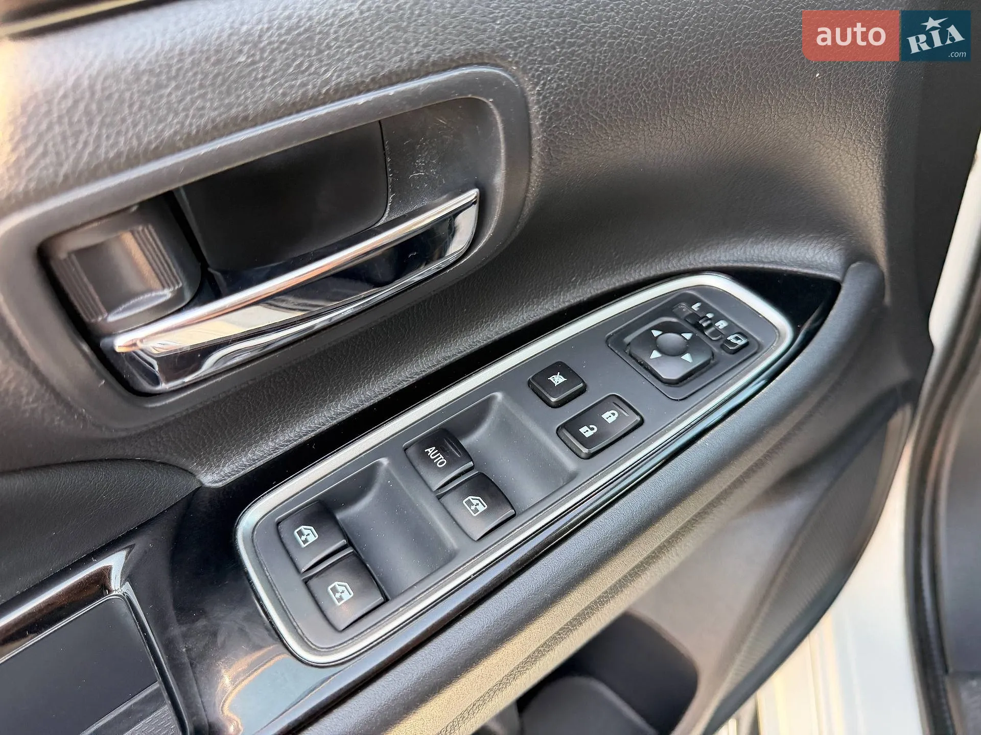 2016 Mitsubishi Outlander - мініатюра 32