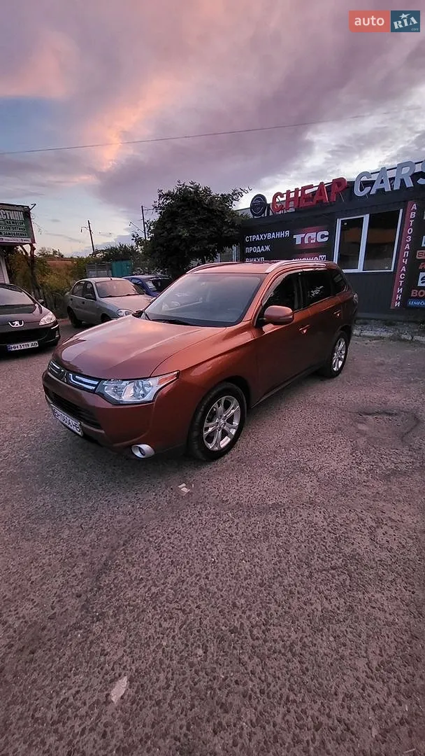 2013 Mitsubishi Outlander - фото 1