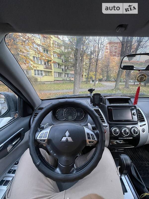 Позашляховик / Кросовер Mitsubishi Pajero Sport 2014 в Києві