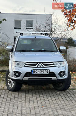 Позашляховик / Кросовер Mitsubishi Pajero Sport 2014 в Турці