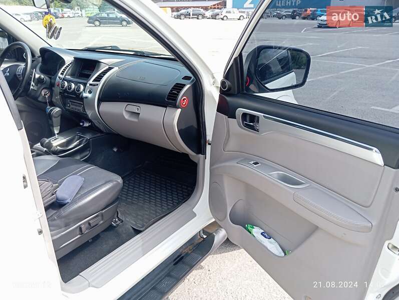 Внедорожник / Кроссовер Mitsubishi Pajero Sport 2012 в Ужгороде