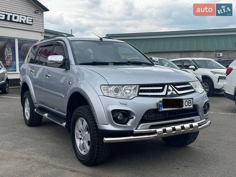 Позашляховик / Кросовер Mitsubishi Pajero Sport 2013 в 