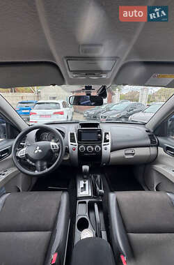 Позашляховик / Кросовер Mitsubishi Pajero Sport 2013 в 