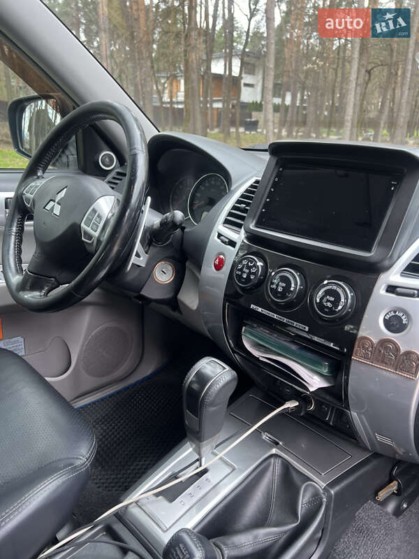 Позашляховик / Кросовер Mitsubishi Pajero Sport 2011 в Києві