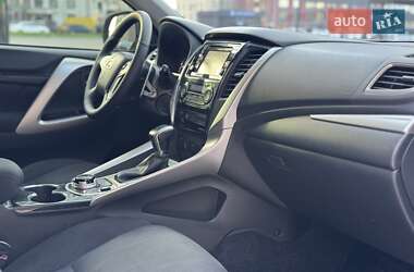 Внедорожник / Кроссовер Mitsubishi Pajero Sport 2017 в 