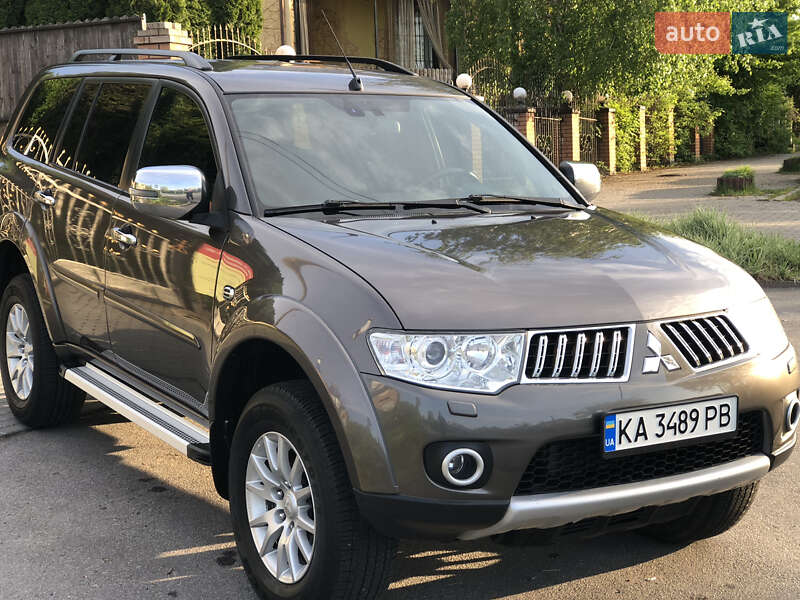 Внедорожник / Кроссовер Mitsubishi Pajero Sport 2013 в 