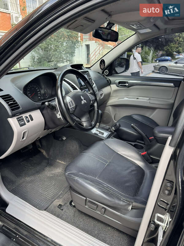 Внедорожник / Кроссовер Mitsubishi Pajero Sport 2013 в Буче