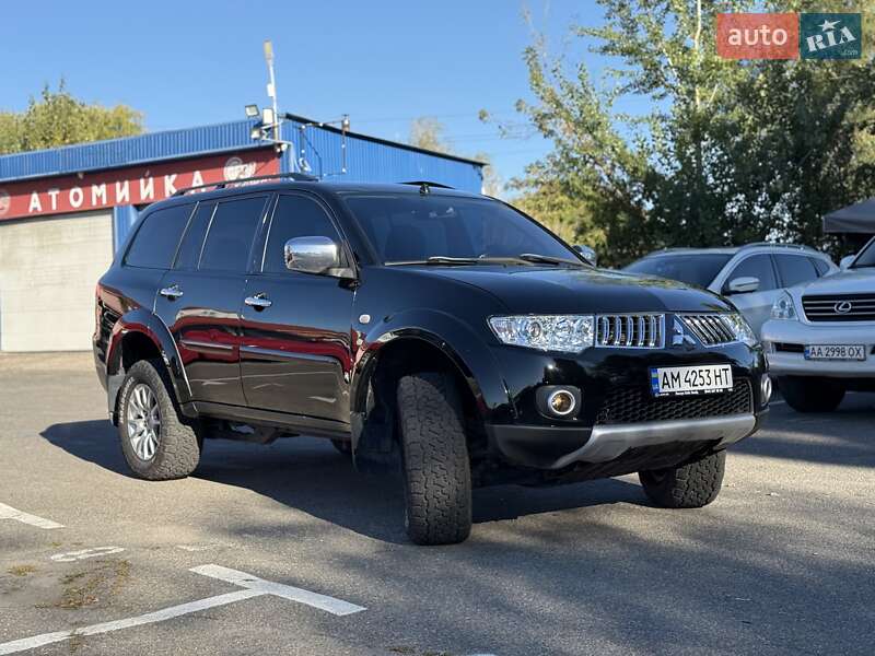Позашляховик / Кросовер Mitsubishi Pajero Sport 2011 в Києві