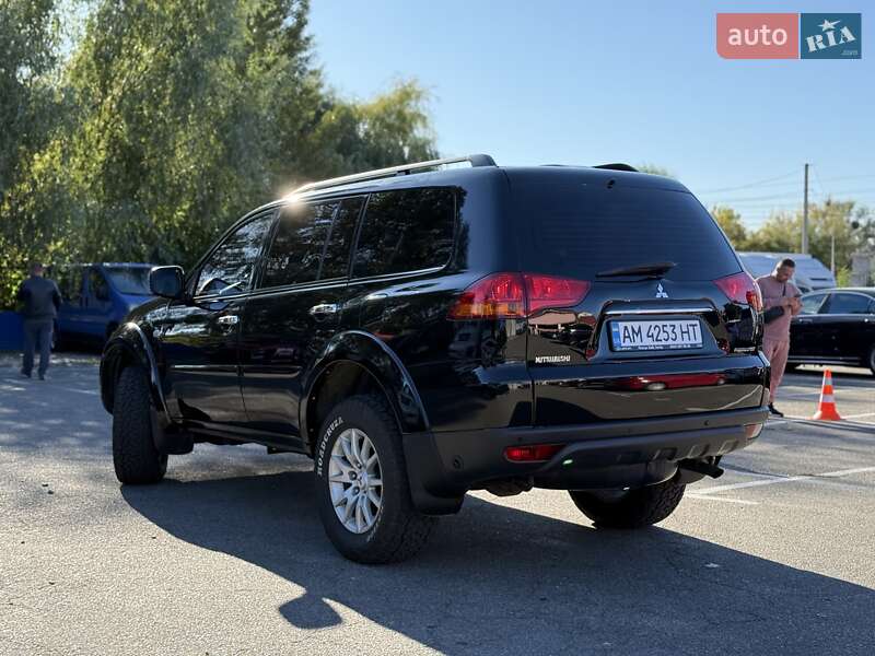 Позашляховик / Кросовер Mitsubishi Pajero Sport 2011 в Києві