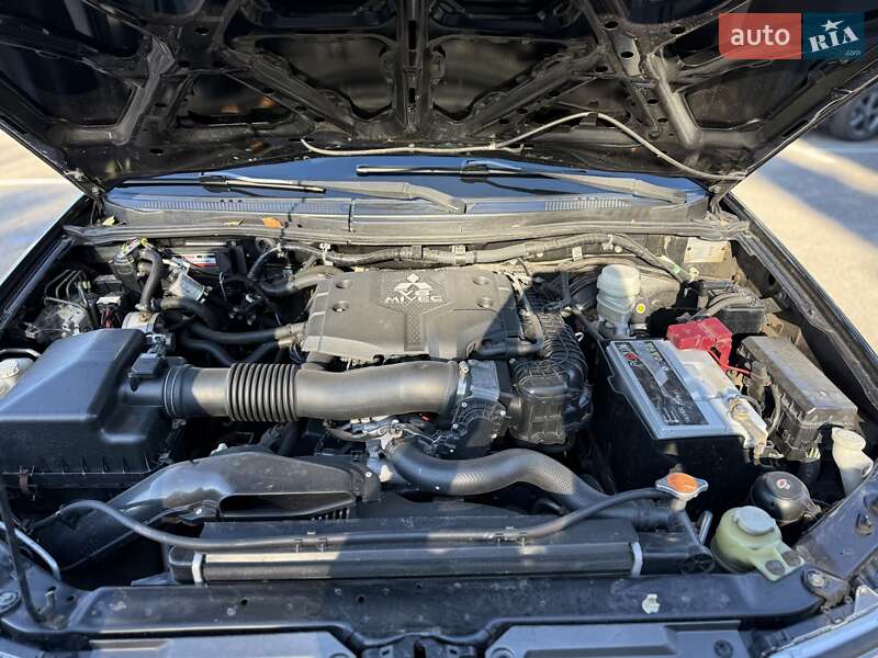 Позашляховик / Кросовер Mitsubishi Pajero Sport 2011 в Києві