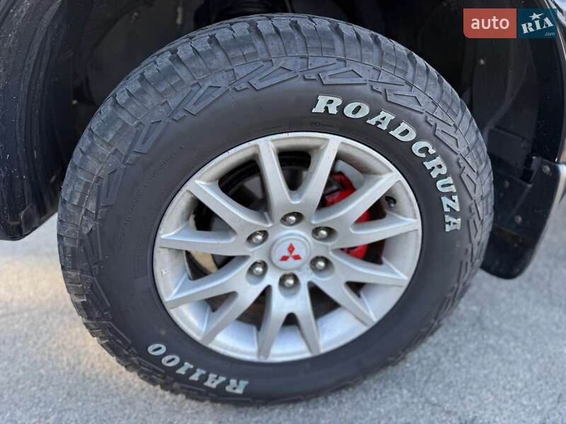 Позашляховик / Кросовер Mitsubishi Pajero Sport 2011 в Києві