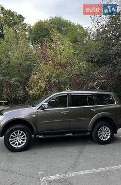 Внедорожник / Кроссовер Mitsubishi Pajero Sport 2011 в 