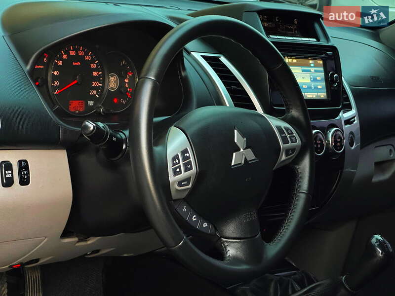 Позашляховик / Кросовер Mitsubishi Pajero Sport 2013 в Дніпрі