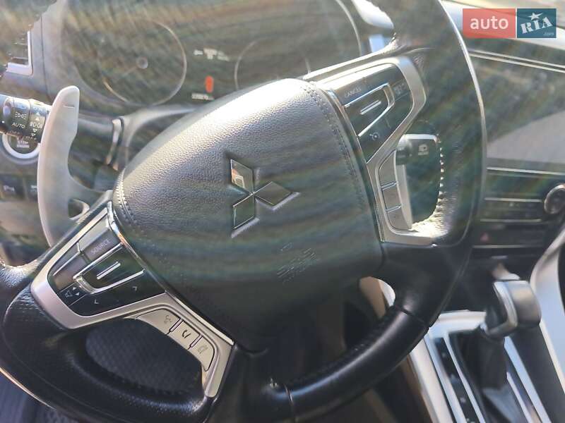 Позашляховик / Кросовер Mitsubishi Pajero Sport 2016 в Києві фото 12 Позашляховик / Кросовер Mitsubishi Pajero Sport 2016 в Києві