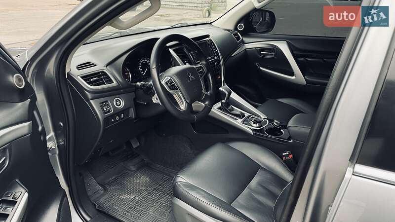 Внедорожник / Кроссовер Mitsubishi Pajero Sport 2017 в Киеве фото 36 Внедорожник / Кроссовер Mitsubishi Pajero Sport 2017 в Киеве