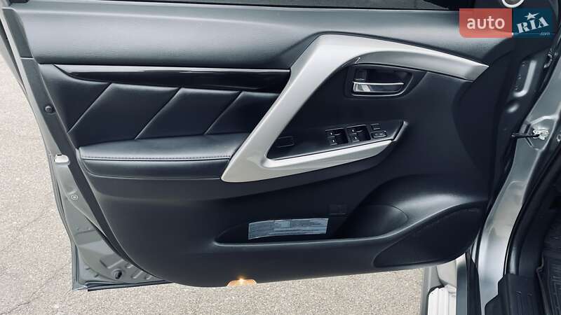 Внедорожник / Кроссовер Mitsubishi Pajero Sport 2017 в Киеве фото 70 Внедорожник / Кроссовер Mitsubishi Pajero Sport 2017 в Киеве