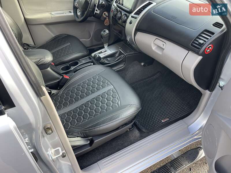 Внедорожник / Кроссовер Mitsubishi Pajero Sport 2010 в Киеве