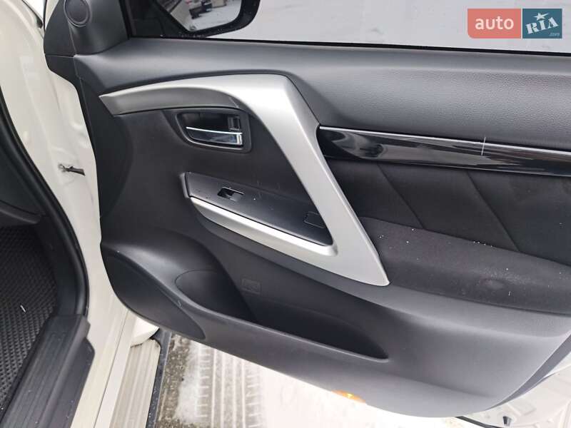 Позашляховик / Кросовер Mitsubishi Pajero Sport 2016 в Києві