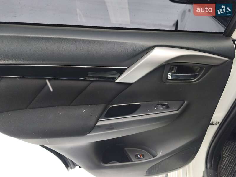 Позашляховик / Кросовер Mitsubishi Pajero Sport 2016 в Києві