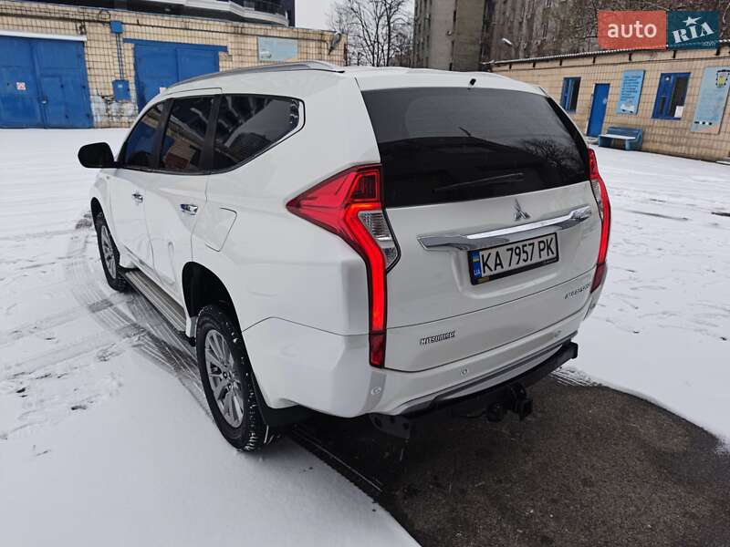 Позашляховик / Кросовер Mitsubishi Pajero Sport 2016 в Києві