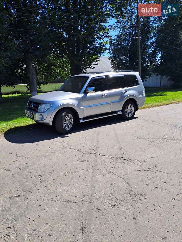 Mitsubishi Pajero Wagon 2012