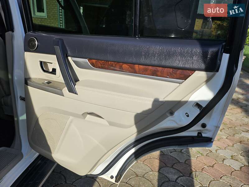 Позашляховик / Кросовер Mitsubishi Pajero Wagon 2013 в Перегінське