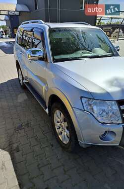 Позашляховик / Кросовер Mitsubishi Pajero Wagon 2011 в 