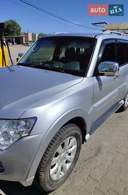 Позашляховик / Кросовер Mitsubishi Pajero Wagon 2011 в 