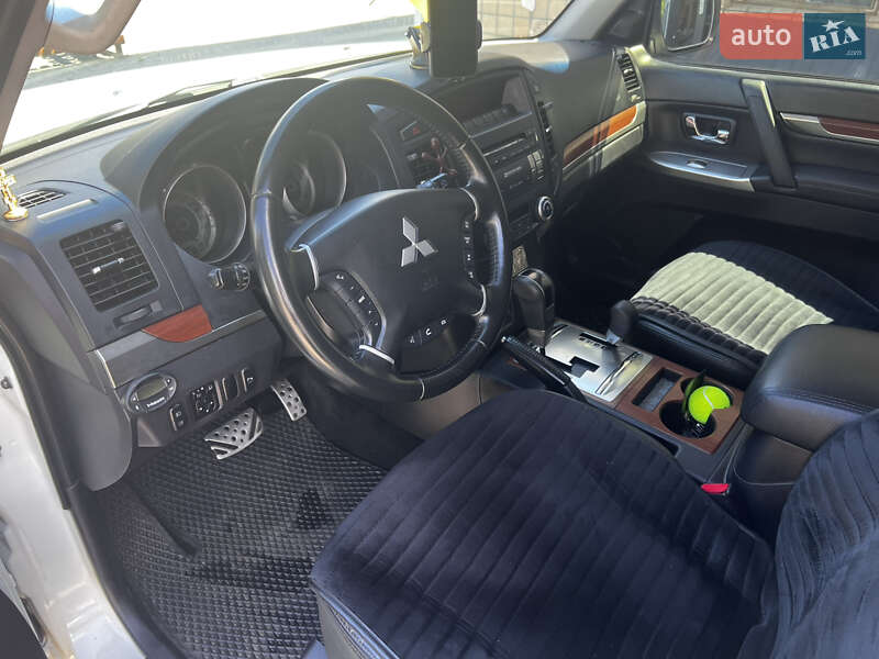 Внедорожник / Кроссовер Mitsubishi Pajero Wagon 2012 в Малине