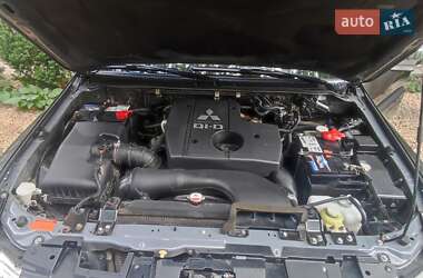 Позашляховик / Кросовер Mitsubishi Pajero Wagon 2013 в 