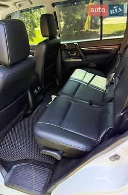 Внедорожник / Кроссовер Mitsubishi Pajero Wagon 2012 в 