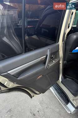 Внедорожник / Кроссовер Mitsubishi Pajero Wagon 2017 в 
