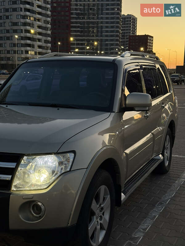 Позашляховик / Кросовер Mitsubishi Pajero Wagon 2008 в Києві