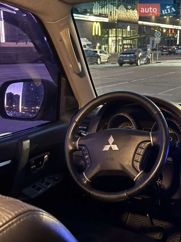 Позашляховик / Кросовер Mitsubishi Pajero Wagon 2008 в Києві