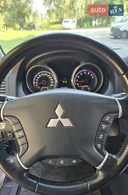 Внедорожник / Кроссовер Mitsubishi Pajero Wagon 2011 в 