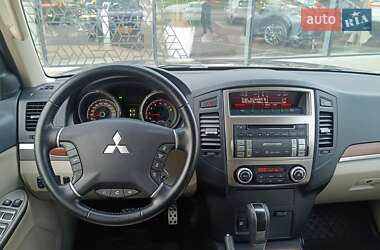 Позашляховик / Кросовер Mitsubishi Pajero Wagon 2011 в  фото 9 Позашляховик / Кросовер Mitsubishi Pajero Wagon 2011 в