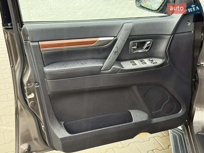 Позашляховик / Кросовер Mitsubishi Pajero Wagon 2010 в Києві