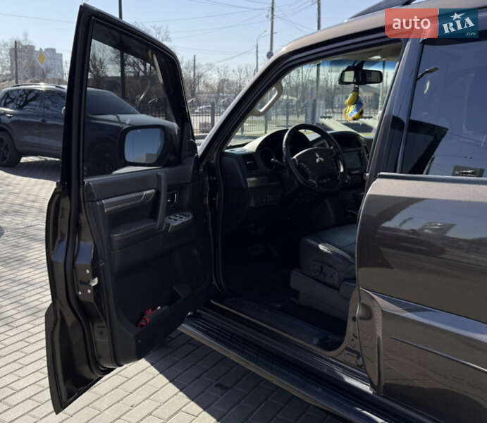 Позашляховик / Кросовер Mitsubishi Pajero Wagon 2017 в Львові фото 3 Позашляховик / Кросовер Mitsubishi Pajero Wagon 2017 в Львові