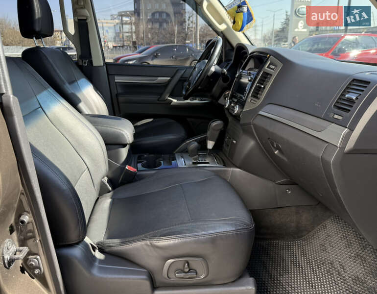 Позашляховик / Кросовер Mitsubishi Pajero Wagon 2017 в Львові фото 19 Позашляховик / Кросовер Mitsubishi Pajero Wagon 2017 в Львові